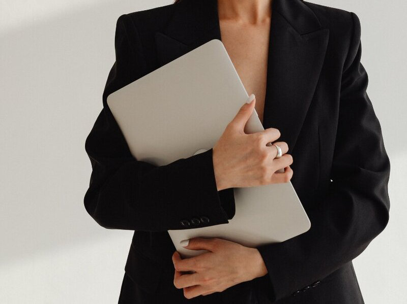 About Alessandra Ventura Brand & Strategist Consultant Realizzo sogni online per i veri leader che non smettono di sognare perché amano la propria azienda come la propria famiglia. Sognatori di oggi, leader del domani.