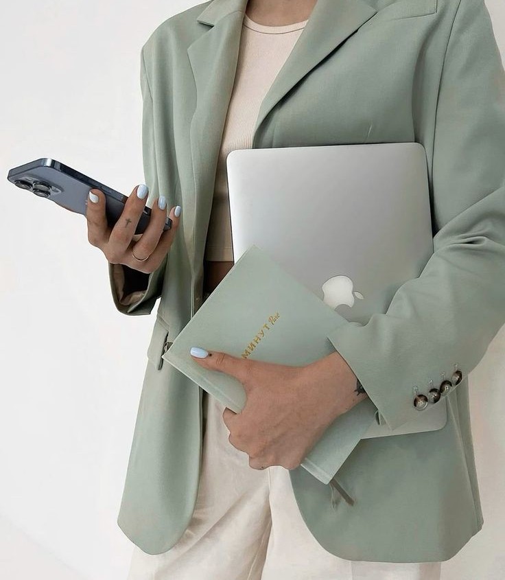 women-work-green-dress Ogni brand ha una storia....